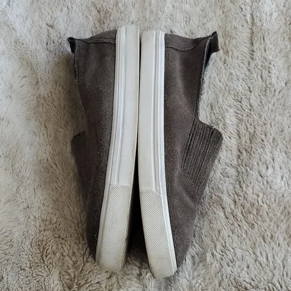 Minnetonka Grey Leather Slip On Large Soled Low Top Fashion Sneakers Size 7.5